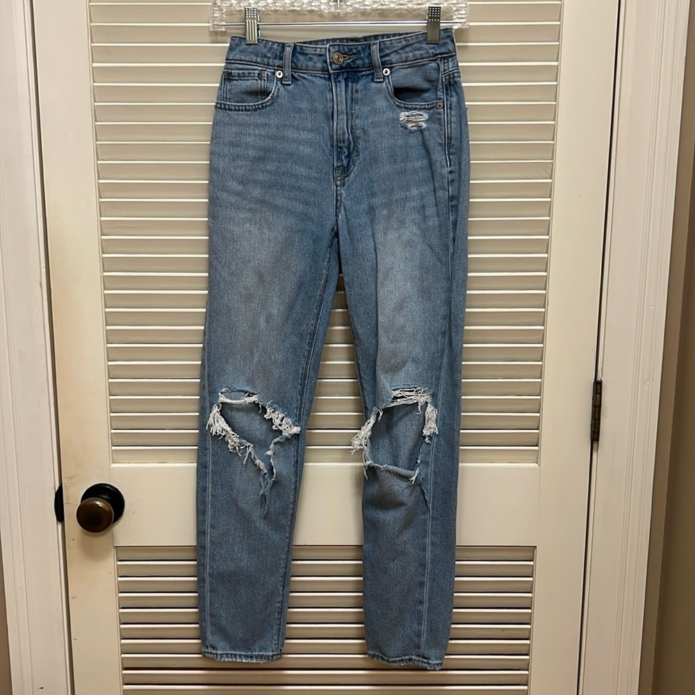 American Eagle Ripped Jeans in Light Wash, Size 0, EUC